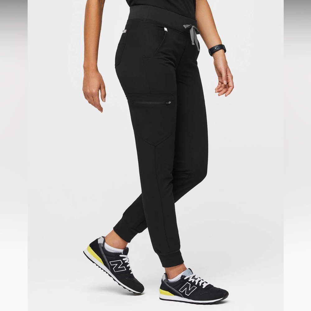 Black Zamora™ - Petite Jogger Scrub Pants
S - Black - Petite